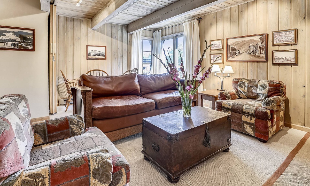 Downtown Condo | Top Floor Condo w/Mountain Views & Charm