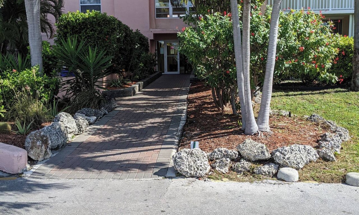 New Town Condo | Tranquil condo/AC, WIFI, Outdoor Pool, Full kitchen, Livingroom in Key West