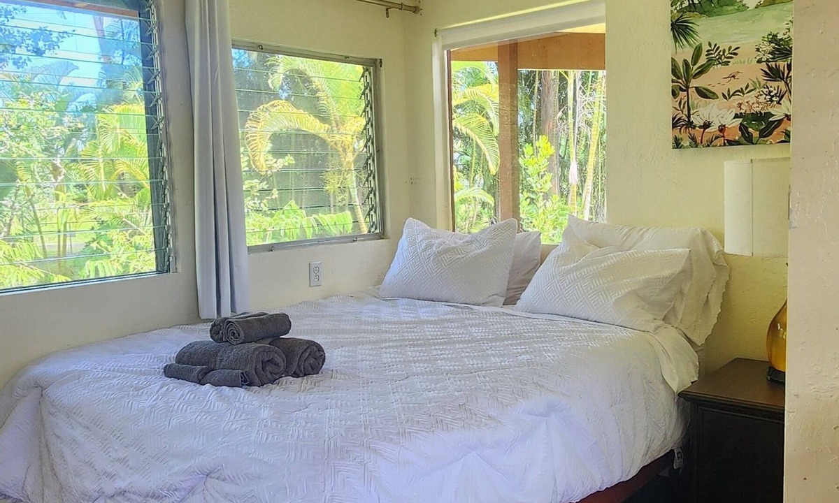 Keaau House | Tropical 4BR/3BA Retreat near Hilo w/Private Entrances & High-Speed Wi-Fi