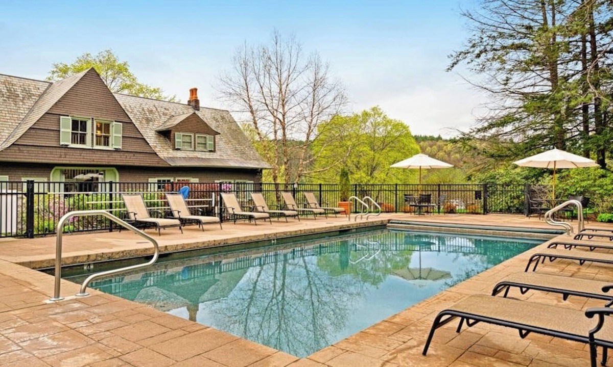 Proctorsville Condo | Two-story townhome with forest/mountain view, gas fireplace, pool, gym & saunas