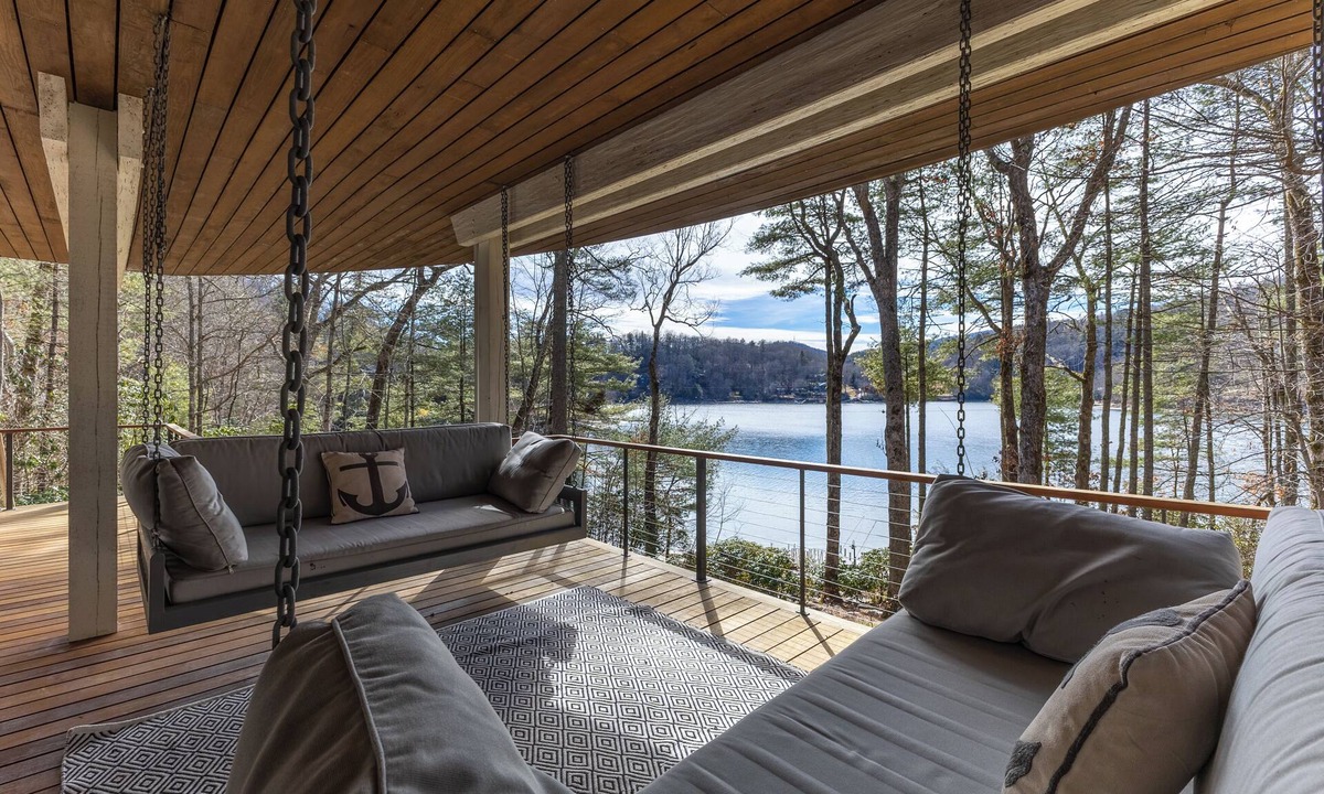 Cullowhee House | Upscale cozy retreat on Lake Glenville with private dock, kayaks, deck & fire pit. Sleeps 12.