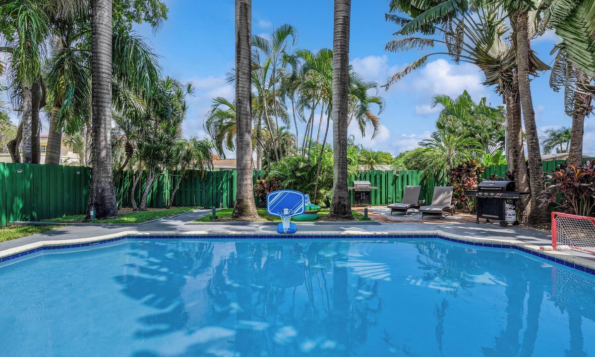 Hollywood Lakes Villa | Villa 4/3 + Den for 8 people, heated pool, 5 min to the beach and casino.