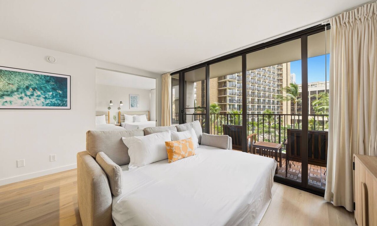 Waikiki Condo | Waikiki Banyan: 1 BD, Parking, AC, Unit Wash/Dryer