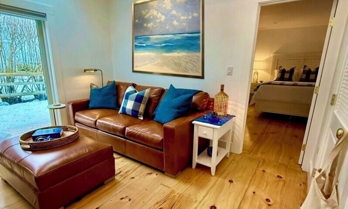 Easton's Point Cottage | Walk to beach, sleeps 5, minutes to Newport Attractions. Newly Renovated Cottage