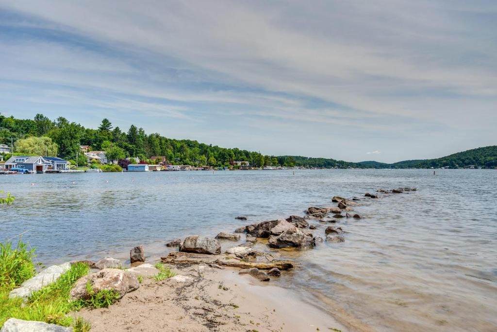 Harveys Lake Apartment | Walk to Harveys Lake! Modern Apt w/Water Views