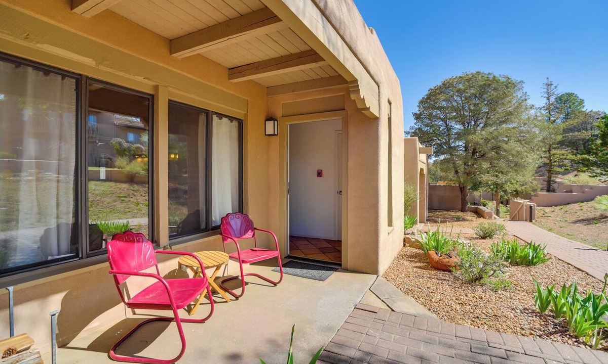 Northeast Santa Fe Condo | Walk to Santa Fe Plaza: Condo w/Pool & Hot Tub!