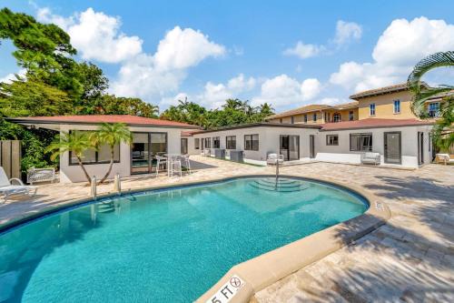 Coral Ridge Apartment | Waterfront Unit #2 20 Min Walk to Beach and Shops