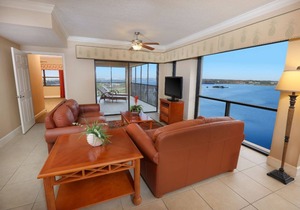 3 Bedroom Luxury Condo, sleeps 12.minutes from Disney, Universal Studios & More