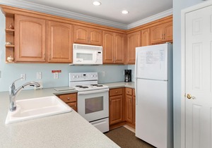 Bayfront, 2 br with pool, walk to beach, boardwalk and FishTales