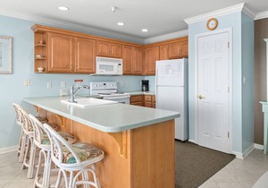 Bayfront, 2 br with pool, walk to beach, boardwalk and FishTales