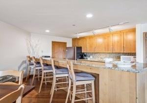Bright and Spacious 2BR A/C Fireplace & Stunning Beaver Creek Mountain Views in Vail