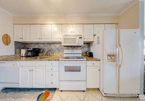 Charming Beach Condo w/Free WiFi, a Full Kitchen, Balcony, & a Shared Pool