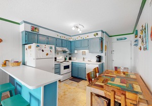 Colorful, Second-Floor Condo with Balcony, WiFi & Shared Pool/Kiddie Pool in Atlantic Beach