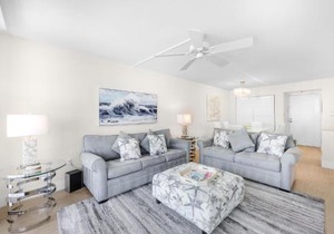 Inviting condo on beach with pool and tennis courts in Marco Island