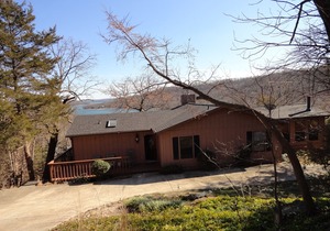 Lighthouse-Lake View-Fenced for Pet-Close to Marina!
