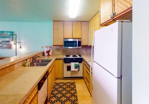 Oceanfront home w/views of Wailua Bay, WiFi, shared pool, balcony, private W/D