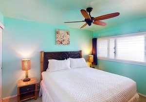 Oceanfront home w/views of Wailua Bay, WiFi, shared pool, balcony, private W/D