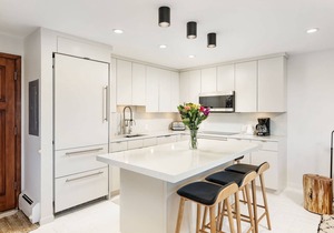 Snowmass Mountainside Condo. Pool/Hot Tub, Bonus Sleeping Den, FP, Balcony with Views in Snowmass Village