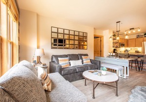 Steps away from Super Bee Lift, wifi, underground parking in Copper Mountain