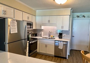 Third-Floor Condo Overlooking the Courtyard w/Ocean Views, Shared Outdoor Pool in Atlantic Beach