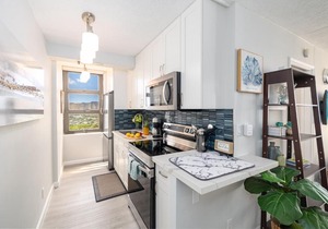 Waikiki Banyan condo with lanai & pool