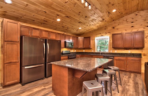 Ebervale House | 11 BR 8 BA Pickle/Basketball CT EV CHARGER HOT TUB FIRE PIT ON 8 ACRES SLPS 30!