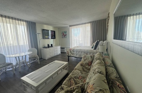 Waikiki Condo | 🌺 12 GUESTS 3 X ❤️AWESOME STUDIOS❤️ FREE PARKING 🏝️ 5MIN TO OCEAN 🏊‍♀️