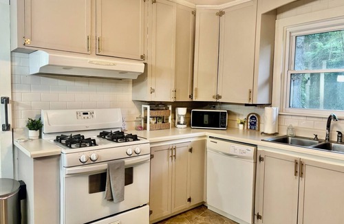Ashdown House | 15mins to Millwood, king bed, 2 full beds, fenced yard, fire pit - The Haven