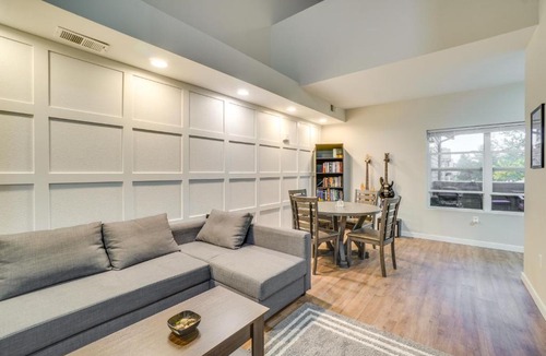 Aurora House | 16 Mi to DIA: Townhome w/Fireplace in Aurora