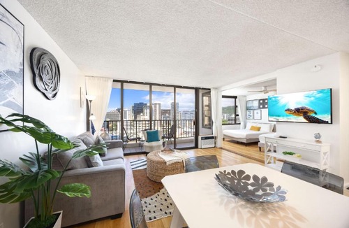Waikiki Apartment | 17FL Fully Renovated, 5 mins to Beach with Parking