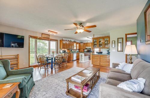 Omaha House | 18 Mi to Table Rock Lake: Pet-Friendly Ozark Home!