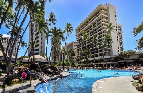 Waikiki Resort | 2 bedroom Oceanfront Lagoon Tower by Hilton Grand Vacations