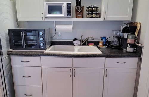 Lanikai House | 2 Bedroom - Steps away from Kailua Beach Park!