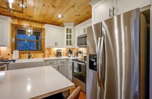 Hochatown Cabin | 2 BR Cabin W/Loft, Playset, Firepit, Hottub, Billards Table, Arcade
