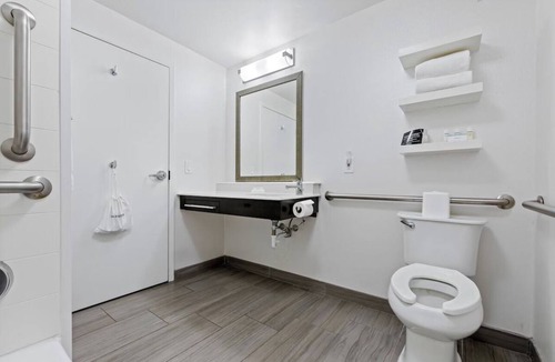 East Texas Hotel | 2 Bright Queen Rooms w/Breakfast Perfect for Family Trips to Lehigh Valley Zoo