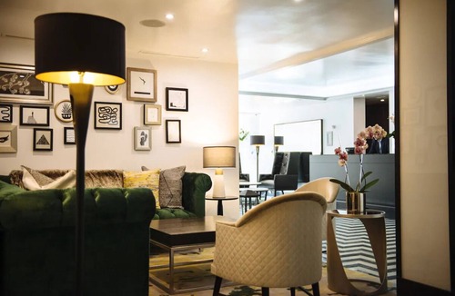 Norma Triangle Hotel | 2 Elegant King Suite Balcony near Sunset Strip, Nightlife & Dining Access