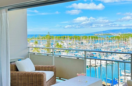 Waikiki Apartment | 2 Queen Beds Beachfront Home (Car Available)
