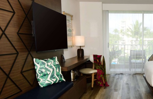 Lihue Hotel | 3 Big Rooms w/Balconies Close to Wailua Falls! Beachfront Location w/Pool!
