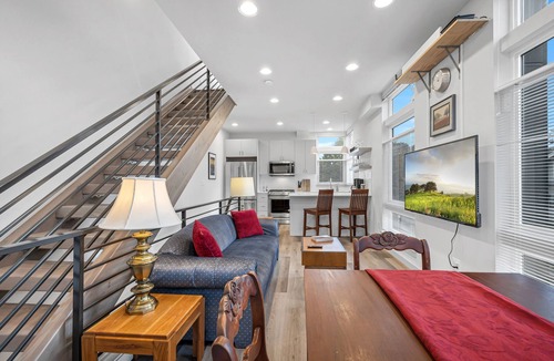 Wallingford House | 3-level Corner Townhome with Private Rooftop Deck