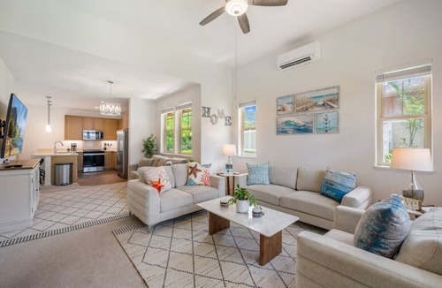 Makaha Valley House | 4 BDRM, Near beach, Free Prking, HotTub, Pool, Gym