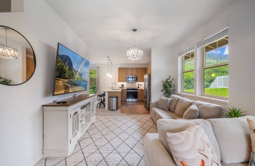 Makaha Valley House | 4 BDRM, Near beach, Free Prking, HotTub, Pool, Gym