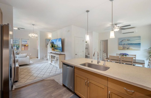 Makaha Valley House | 4 BDRM, Near beach, Free Prking, HotTub, Pool, Gym