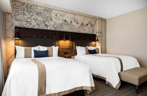 Everett Hotel | 4 Pet-Friendly Accommodations for Family or Friends | Free On-site Parking