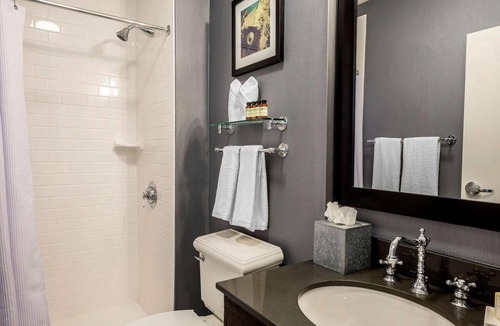 Everett Hotel | 4 Pet-Friendly Accommodations for Family or Friends | Free On-site Parking