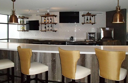 Everett Hotel | 4 Pet-Friendly Accommodations for Family or Friends | Free On-site Parking