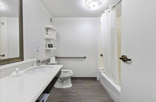 East Texas Hotel | 4 Rooms w/Breakfast Near Dorney Park & Wildwater Kingdom - w/Breakfast!