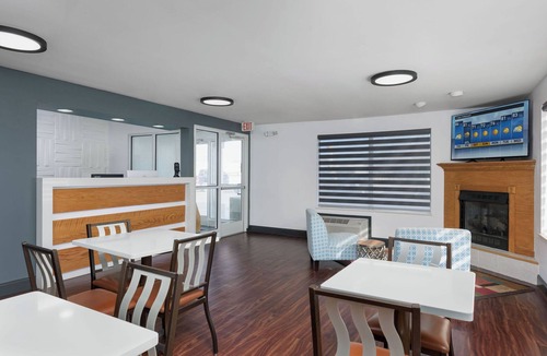 Graysville Hotel | 4 Separate Hotel Bedrooms with 2 Queen Beds in each room with attached bathroom