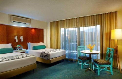 Waikiki Hotel | 4 Waikiki Rooms for Family or Groups | Pool & Breakfast Included
