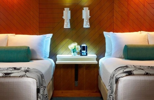 Waikiki Hotel | 4 Waikiki Rooms for Family or Groups | Pool & Breakfast Included