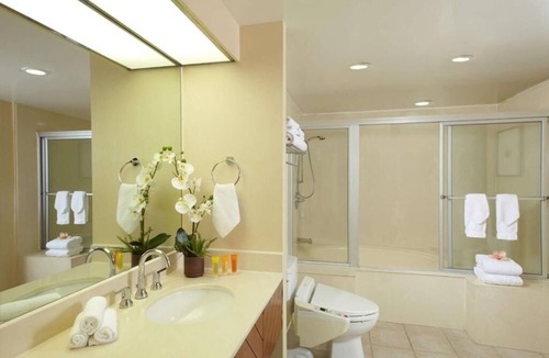Waikiki Hotel | 4 Waikiki Rooms for Family or Groups | Pool & Breakfast Included